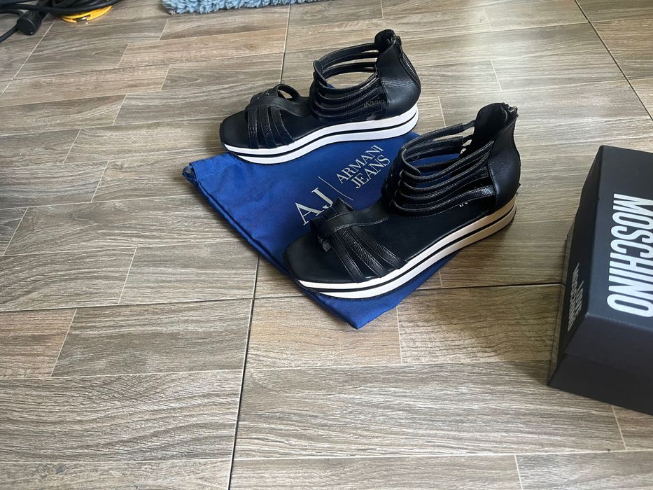 Vand adidași Moschino și sandale armani