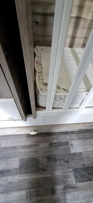 Деткко легло/бебешка кошара с люлеещ механизъм + матрак и протектор