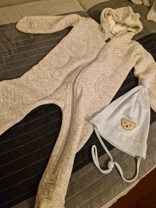 Vând set salopeta bumbac organic 74 + 2 căciuli Steiff