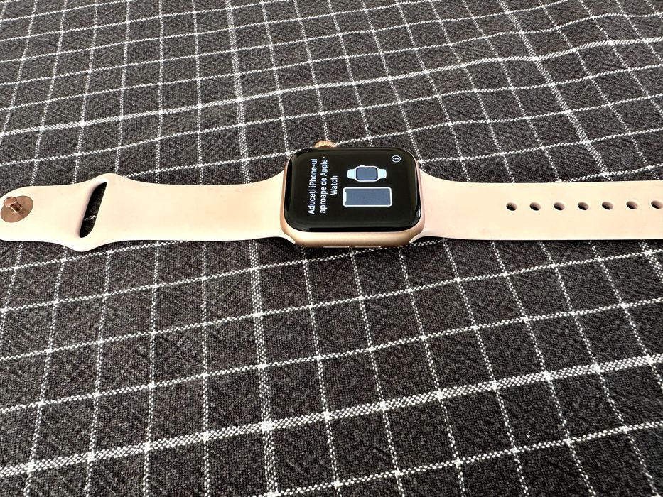 Apple Watch Series 4 (40 mm, Gold Aluminum, GPS), stare excelentă