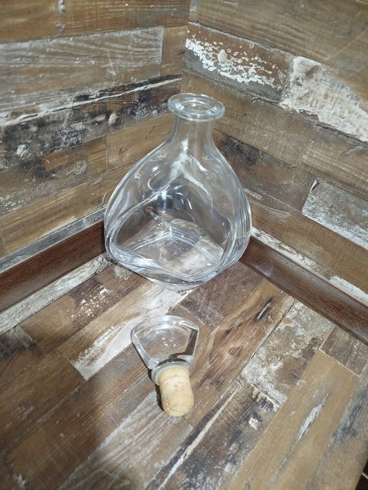 Красива гарафа  нова