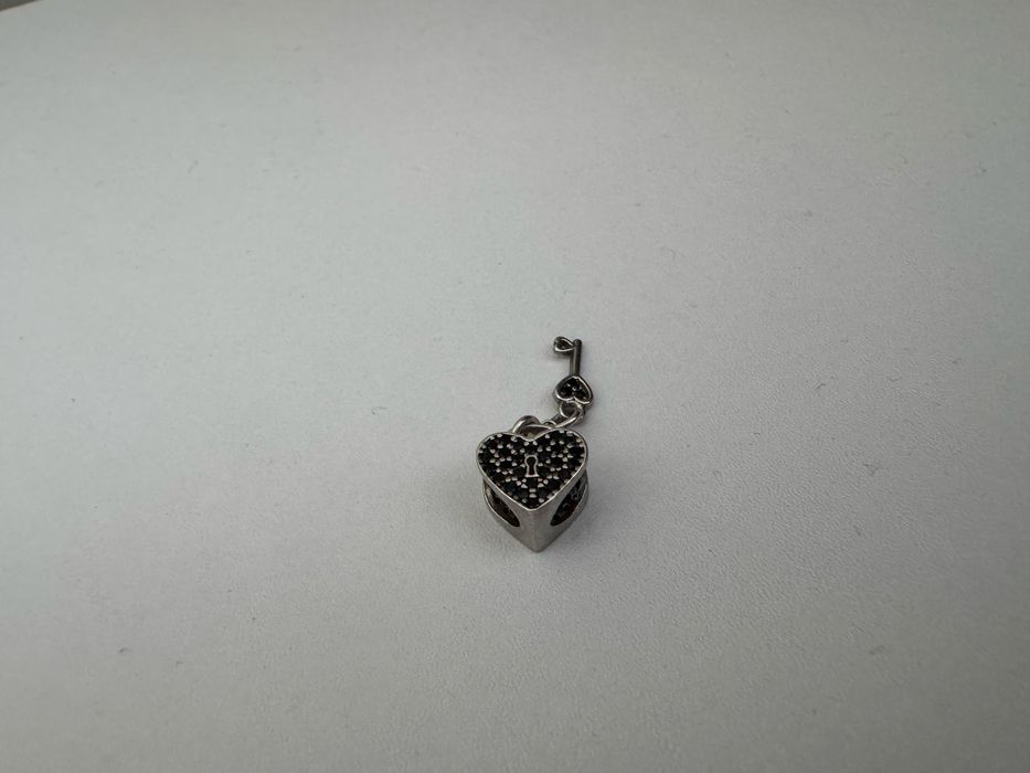 Pandora Charm original inima cu cheita