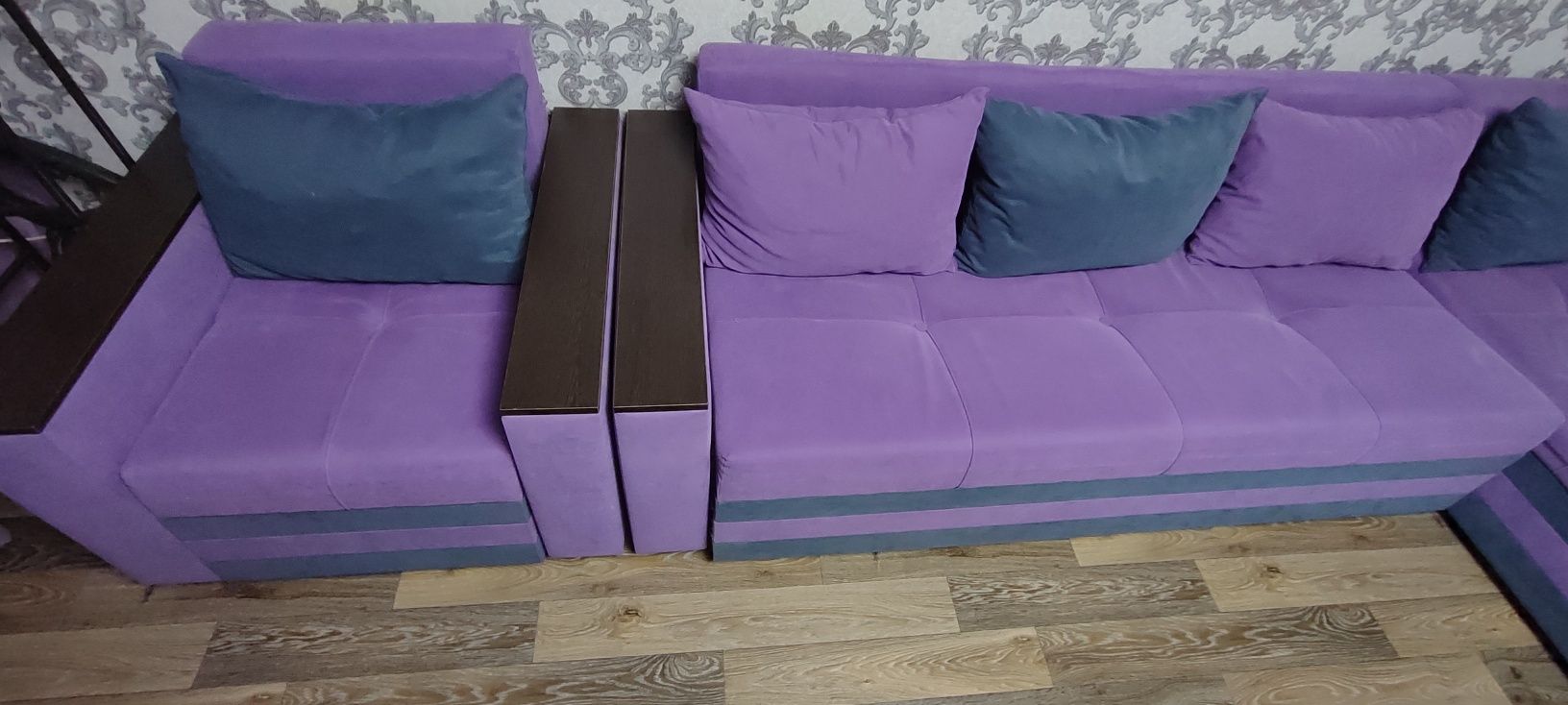 Продам диван угловой с креслом и пуфиком