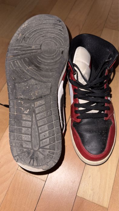 Air Jordan 1 Retro Mid Chicago Red Black Toe