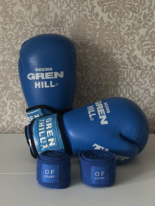 Боксерский перчатки почти новые( boxing green hill )
