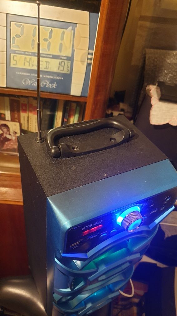 boxă portabila cu Bt. radio ,. card ,.stick usb