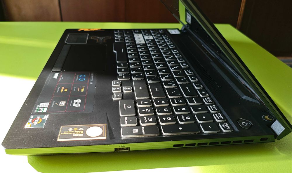 Продавам ASUS TUF Gaming A15-Ryzen 7/RTX 3050/32GB RAM/2TB - Като НОВ