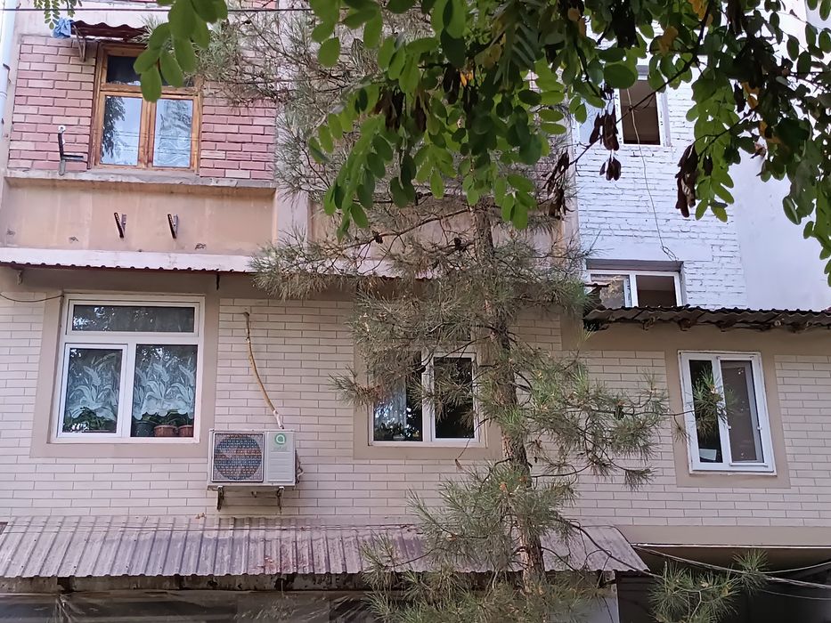 Квартира сотилади 3 хоналик.