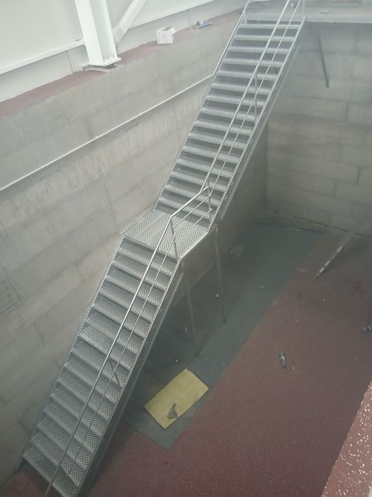 Vindem scări zincate de exterior