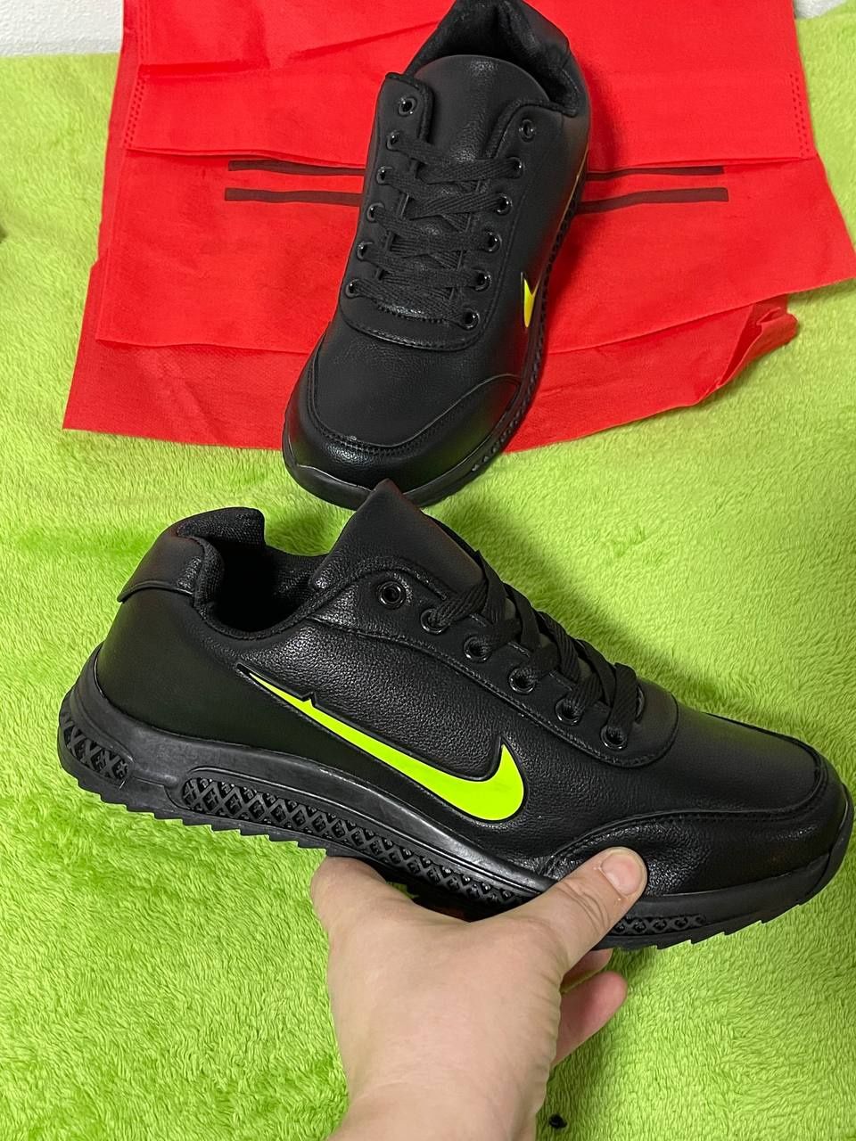 Adidasi nike ,imitație piele 

Negru /rosu 40 43 45 
Negru /verde 40 4