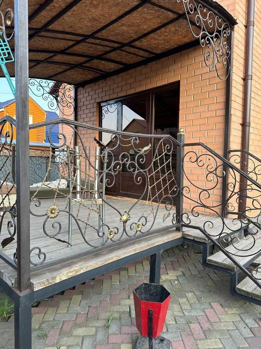 Двухэтажный дом в отличном районе