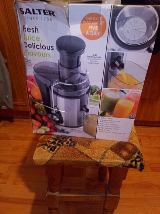 Cuptor cu microunde și storcător fructe