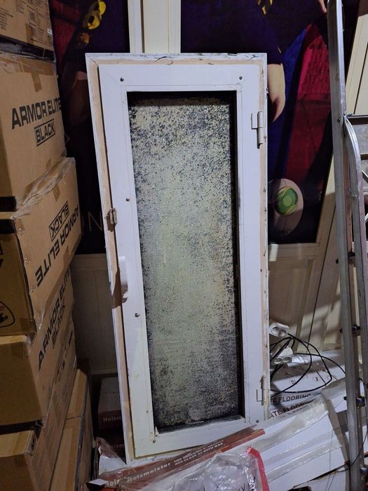 Продаю  дверь и форточки на окно