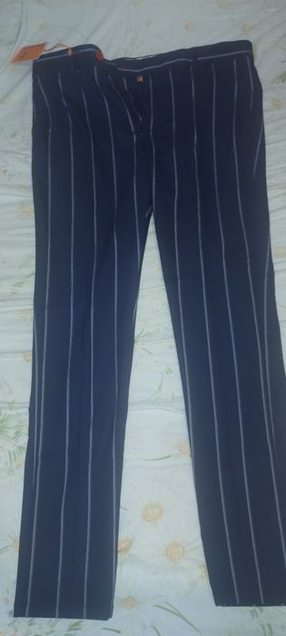 Pantaloni noi cu eticheta