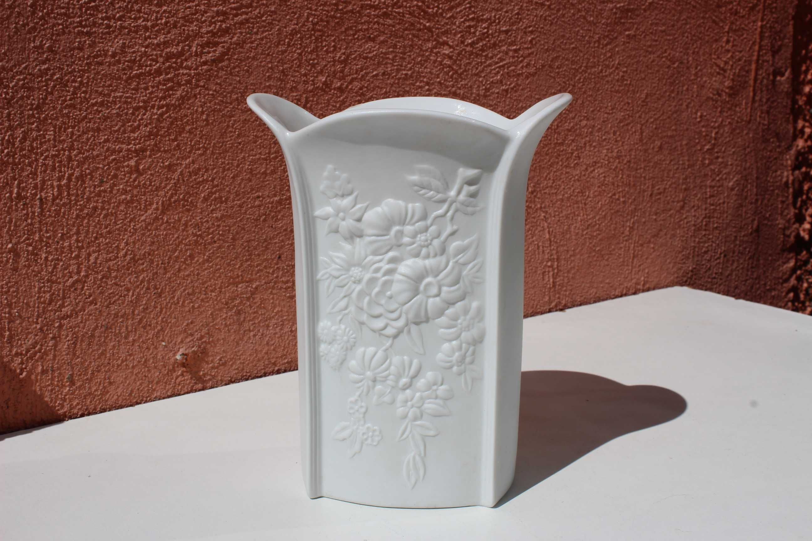 Vas flori portelan colectie bisque in relief AK KAISER, M Frey, Floral