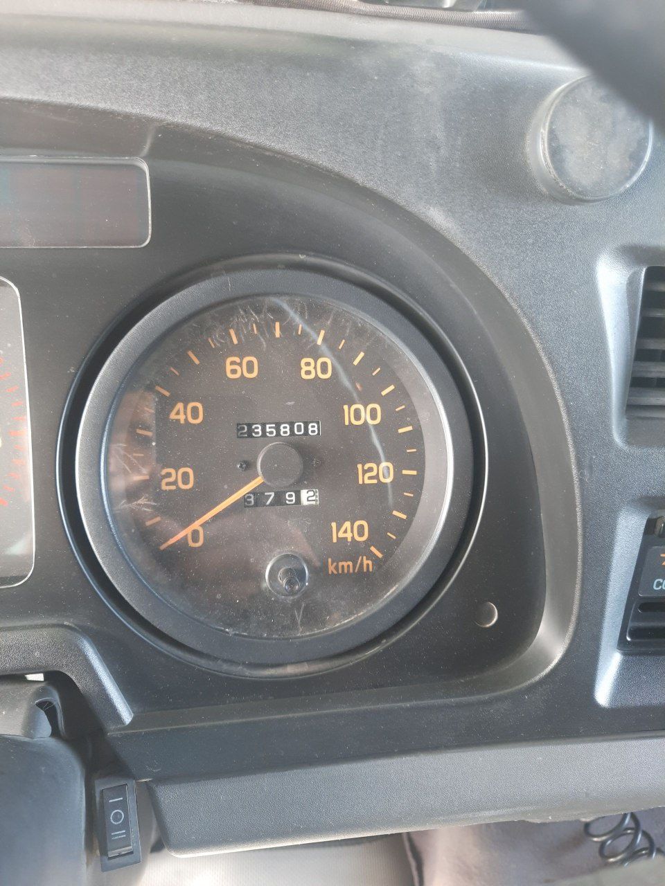 Isuzu 10 tonalik srochna sotiladi