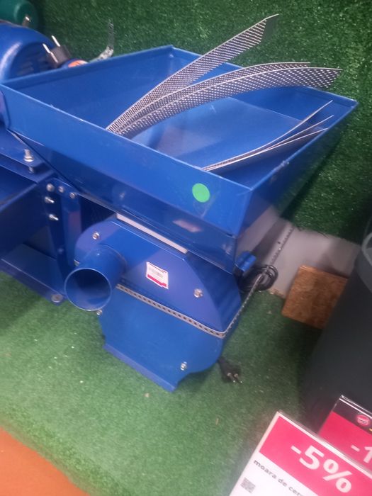 Vând mori de uruiala și mălai noi  micul fermier