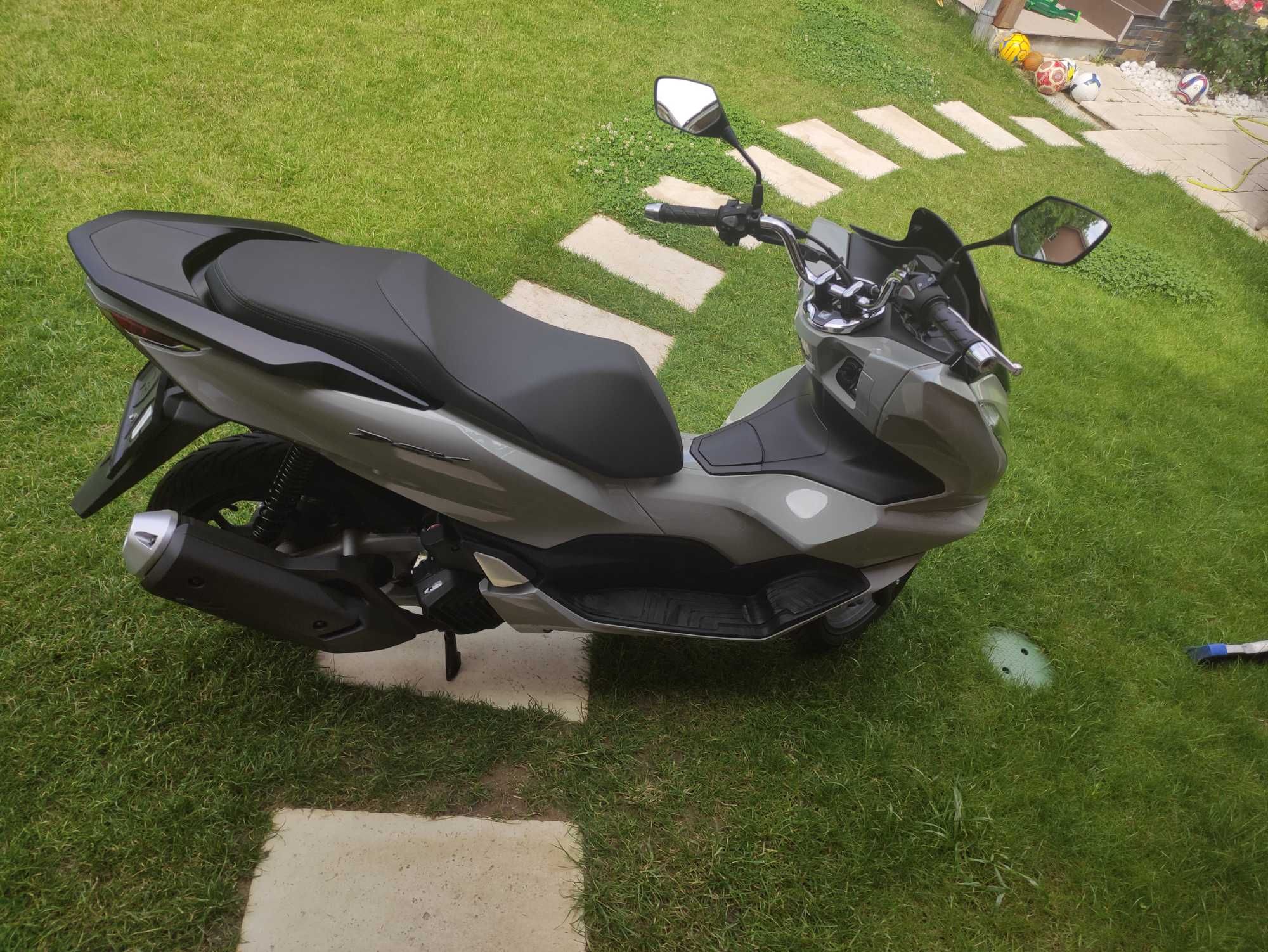 PCX Honda 2023 are 4000 km înmatriculat