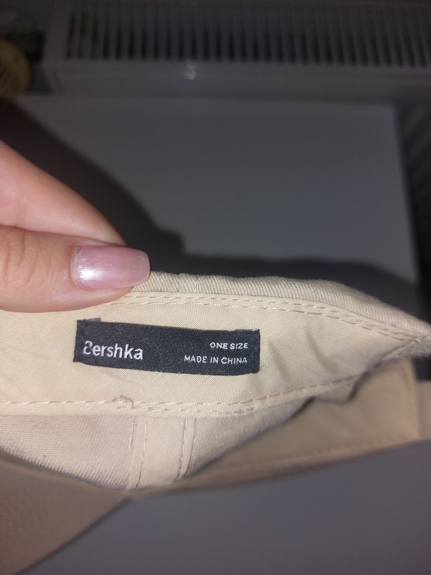 Șapcă BERSHKA crem, nouă