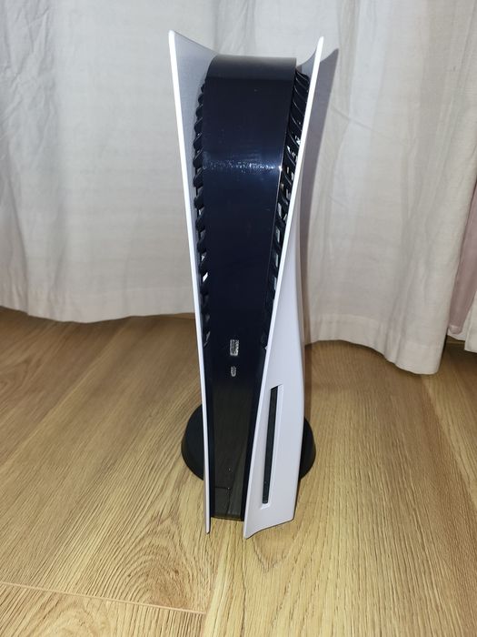 Playstation 5 с джойстик и 2 игри