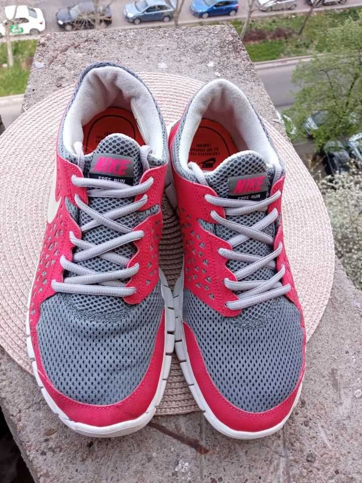 Adidasi alergare Nike, mar. 40 UK 6 (25.5 cm)