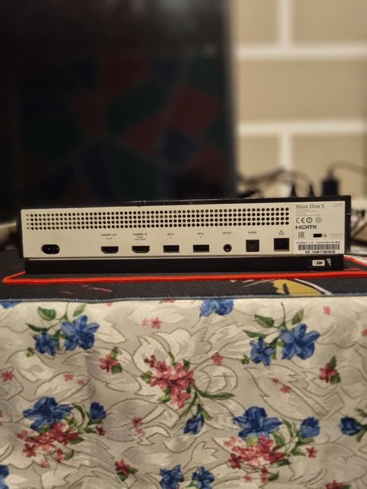 Vând Consola Xbox One S 500GB Pachet Complet: 3 Controllere + 2 Jocuri