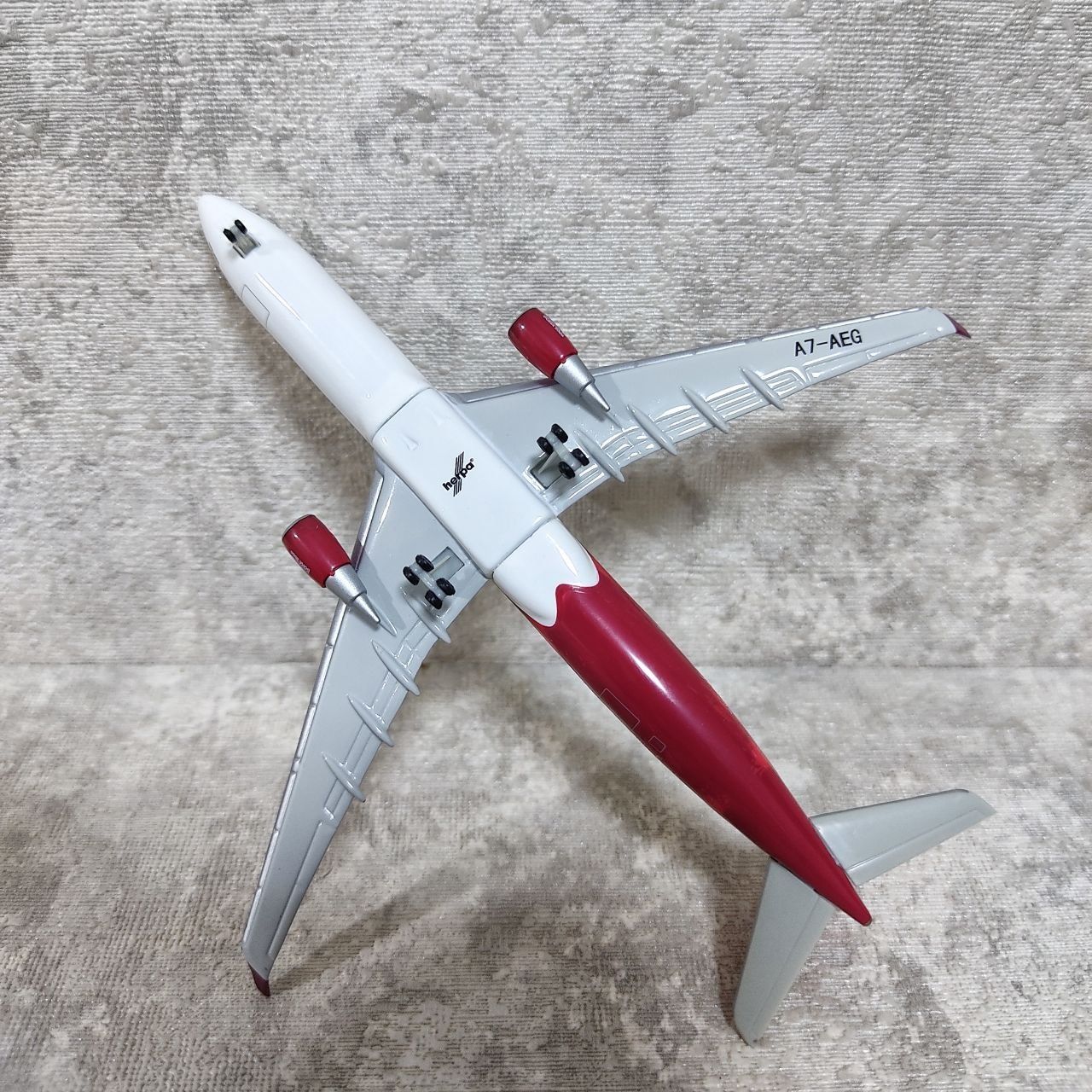 Самолёт модель: Airbus A330-300 Qatar airways ( HERPA оригинал) 1/500