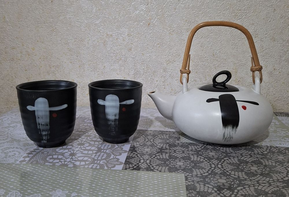 Продам недорого чайный- кофейный набор.