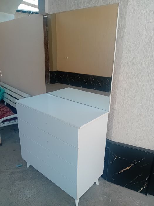 Tortmasi va oynasi bor shkaf