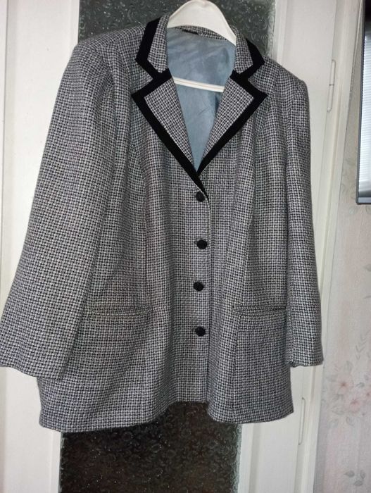 Дамски вълнен  костюм – пола и сако за едри дами