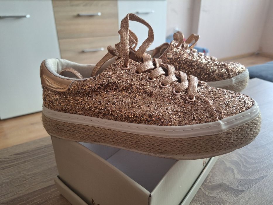 Блестящи кецове в златисто