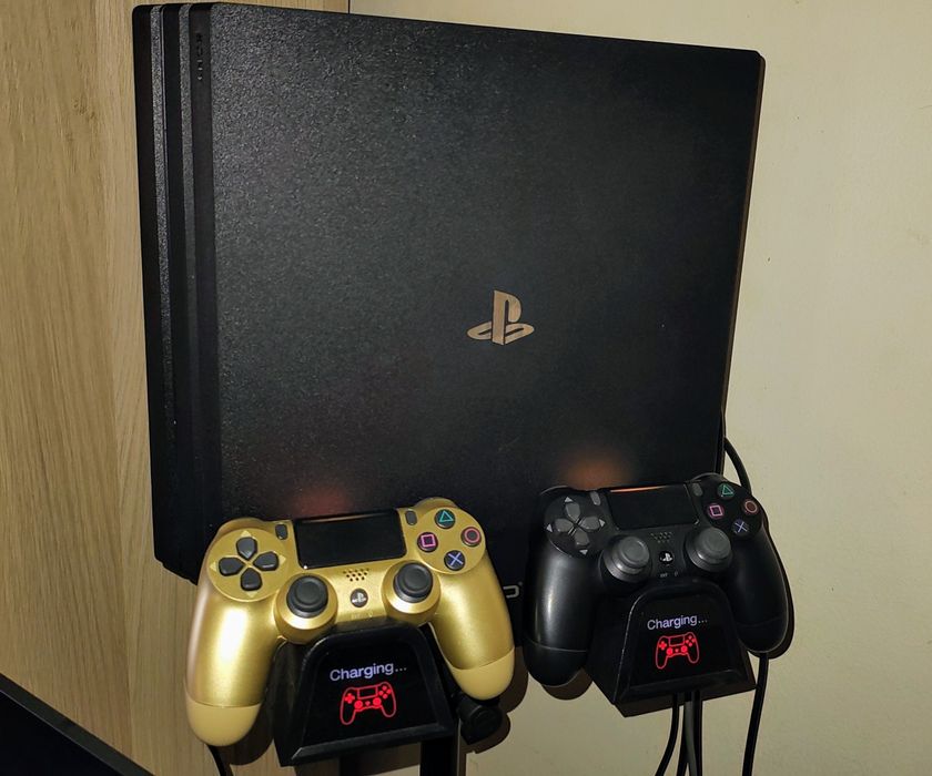 Playstation 4 Pro + două controllere,volan,dock răcire,8 jocuri