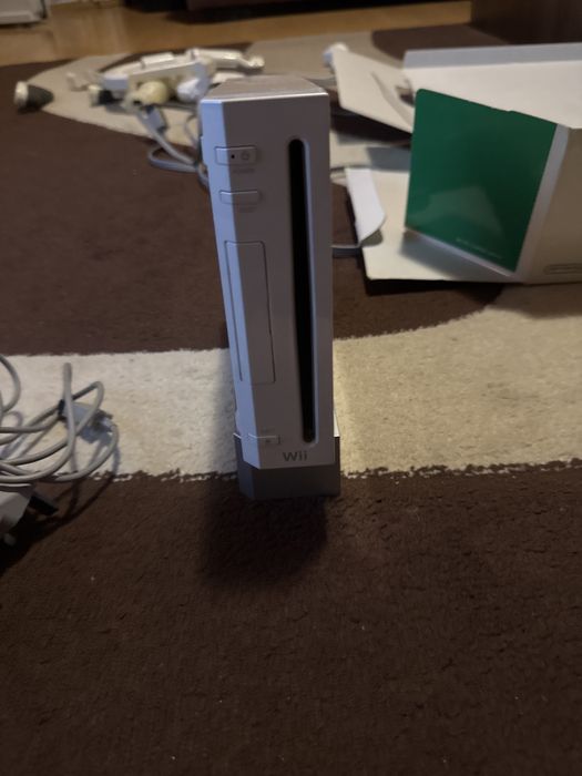 Vând consola WII