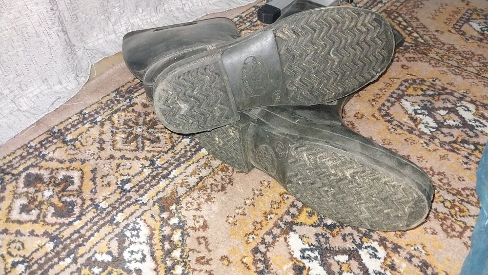 Сапоги резиновые состояние отличное, водонепроницаемые