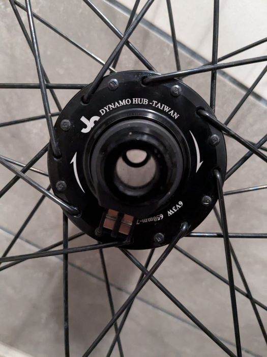 Roti cursiera/gravel 28 cu dinamo in butuc +far led