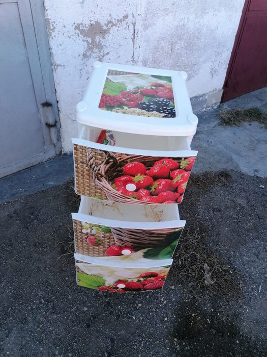 Продам тумбочку 4 секции