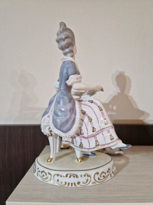 Прекрасна антикварна  унгарска порцеланова фигура Hollohaza