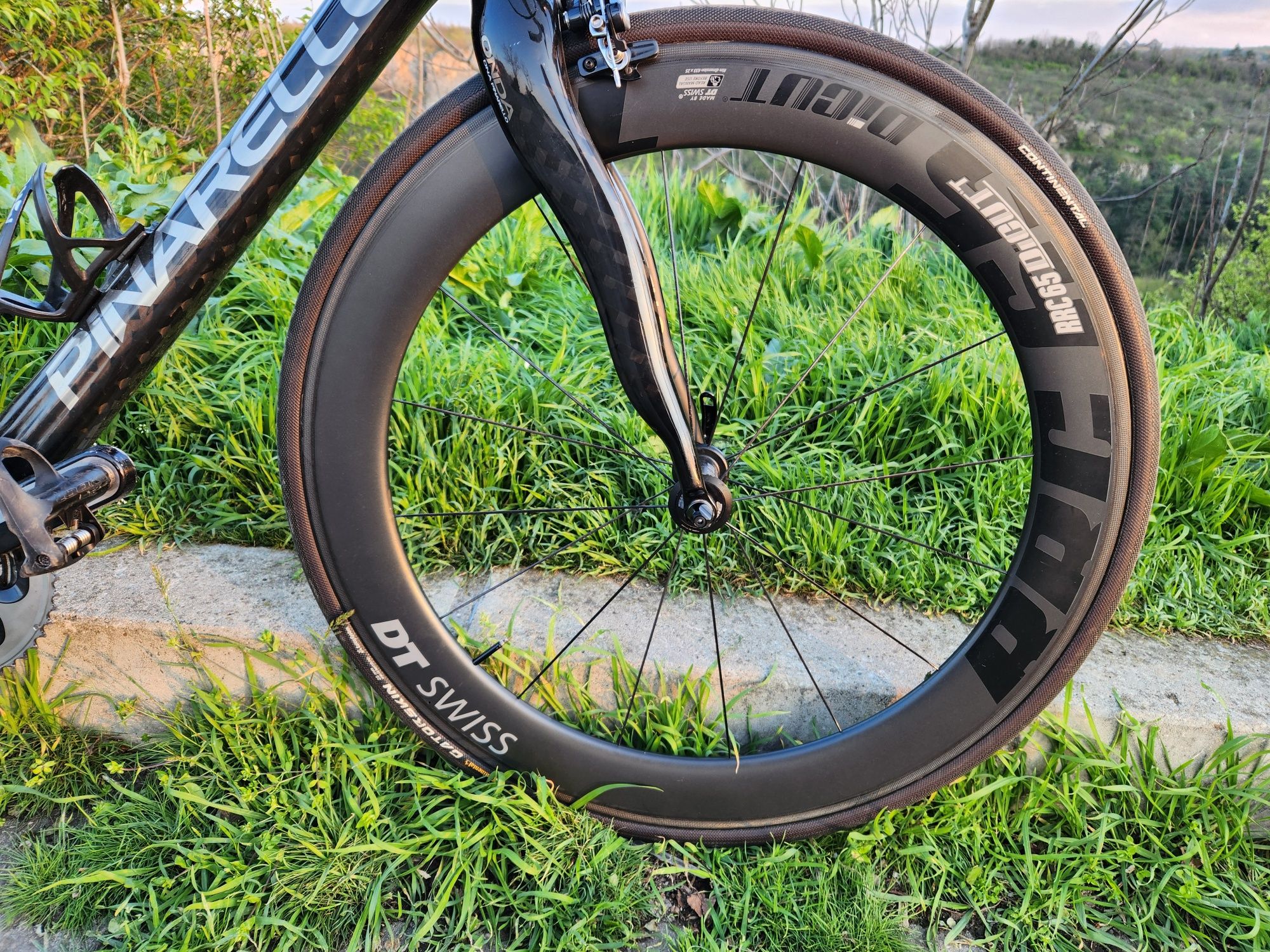 Оригинален Pinarello Rokh с капли DT Swiss и ел монтаж dura ace di2