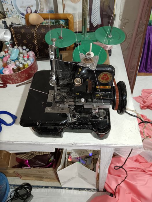 Швейная машина бу, состояние хорошое шьёт, 3 х ниточная, китайская