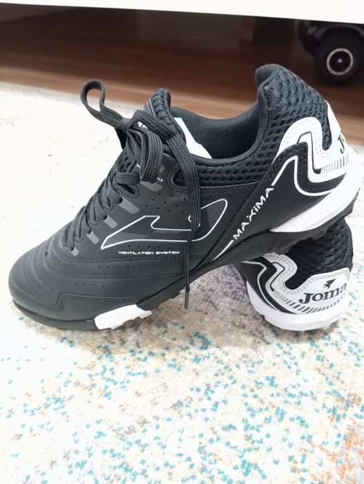Adidași Joma 41.
