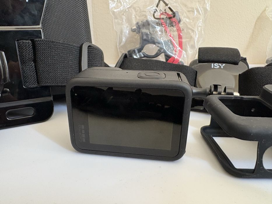 GoPro HERO 11 + пълен комплект аксесоари – почти нова