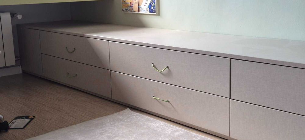 Запазен шкаф със 7 чекмеджета изпълнен от ПДЧ