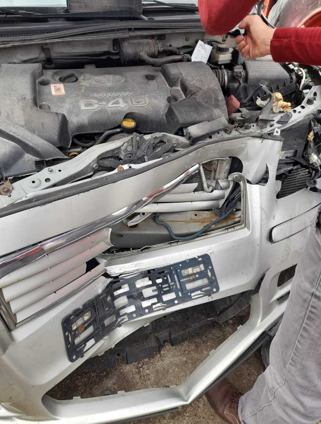 Vând piese Toyota Avensis 2007