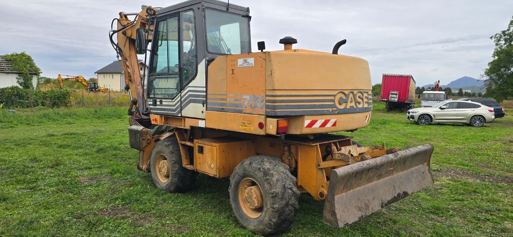 Excavator CASE 788 pe pneuri