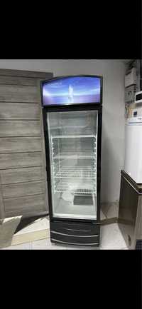 Холодильник вертикальный 357 литров.