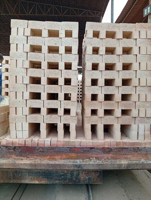 Гишт/gʻisht сотилади(продаются)