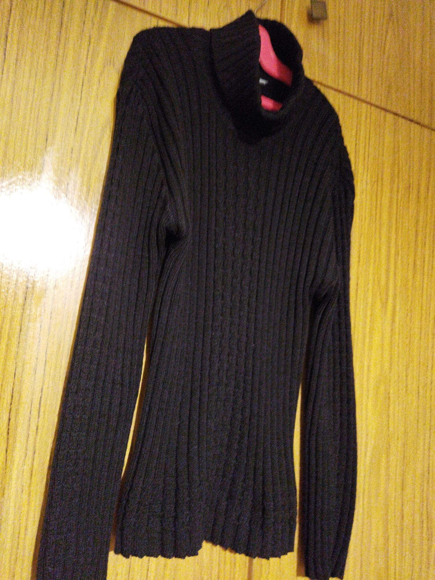 Топла черна поло блуза,подходяща за сезона,широк рипс е плетката