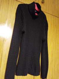 Топла черна поло блуза,подходяща за сезона,широк рипс е плетката