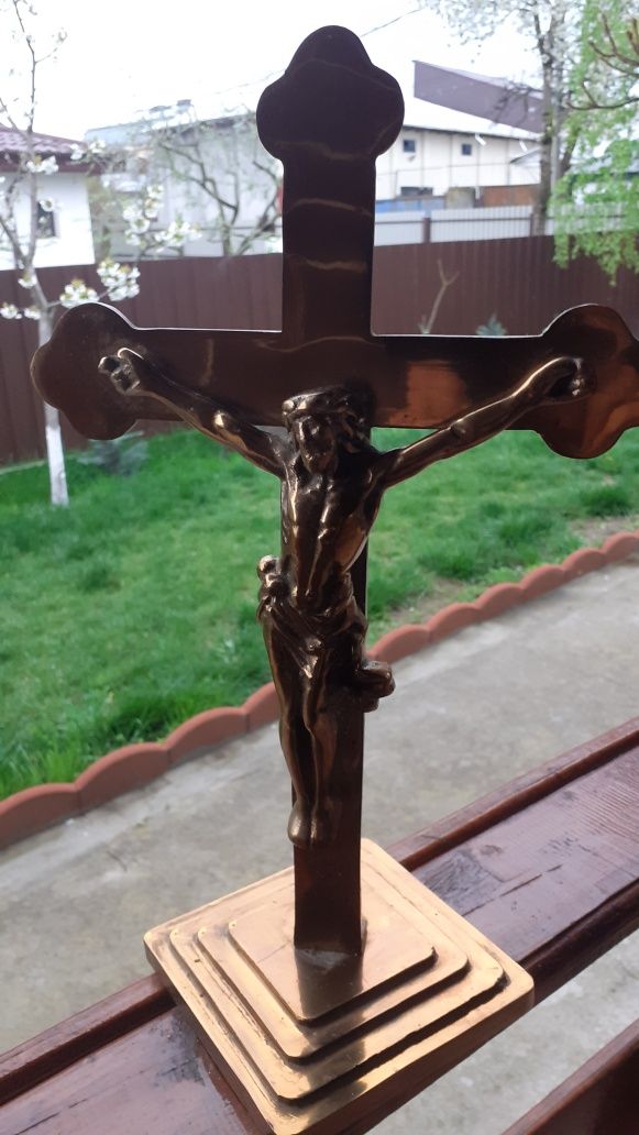 Cruce cu Isus Hristos răstignit, din bronz masiv, cu postament.