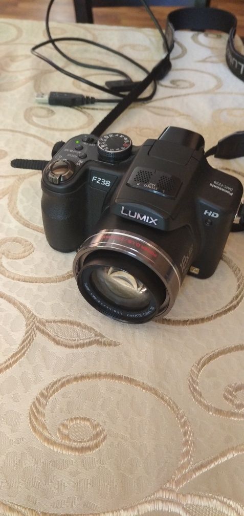 Продавам фотоапарат Panasonic Lumix DMC-FZ38